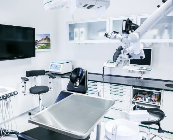 Robot-assisted dental implants technology